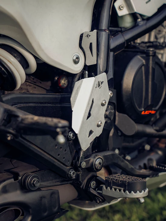 KTM Adventure 390 TITAN MASTERCYLINDER GUARD SILVER