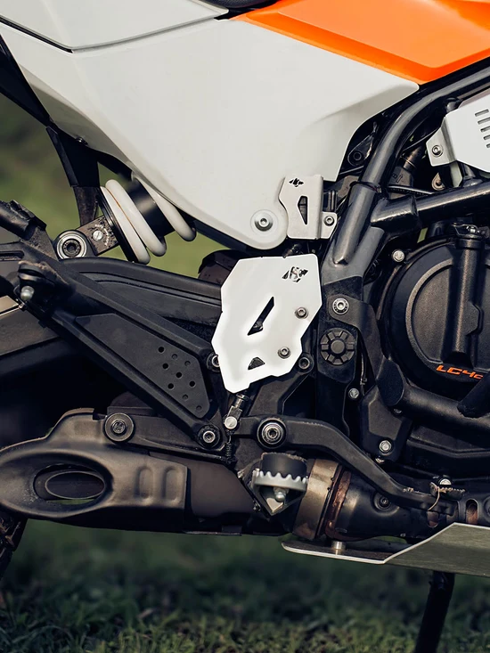 KTM Adventure 390 TITAN MASTERCYLINDER GUARD SILVER